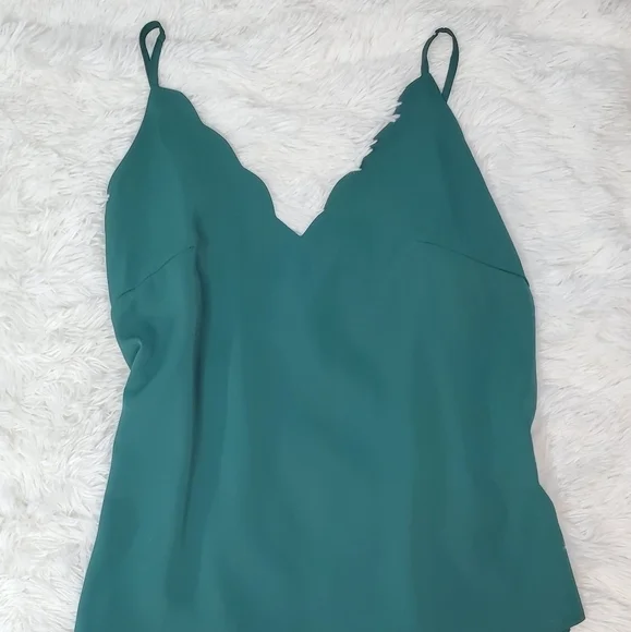 HUNTER Green Wave Detailed V Neck Cami - Picture 2 of 7